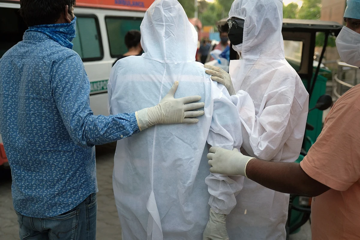 <div class="paragraphs"><p>Relatives of a Covid-19 fatality console each other, in New Delhi on April 19, 2021. (Photographer: T. Narayan/Bloomberg)</p></div>