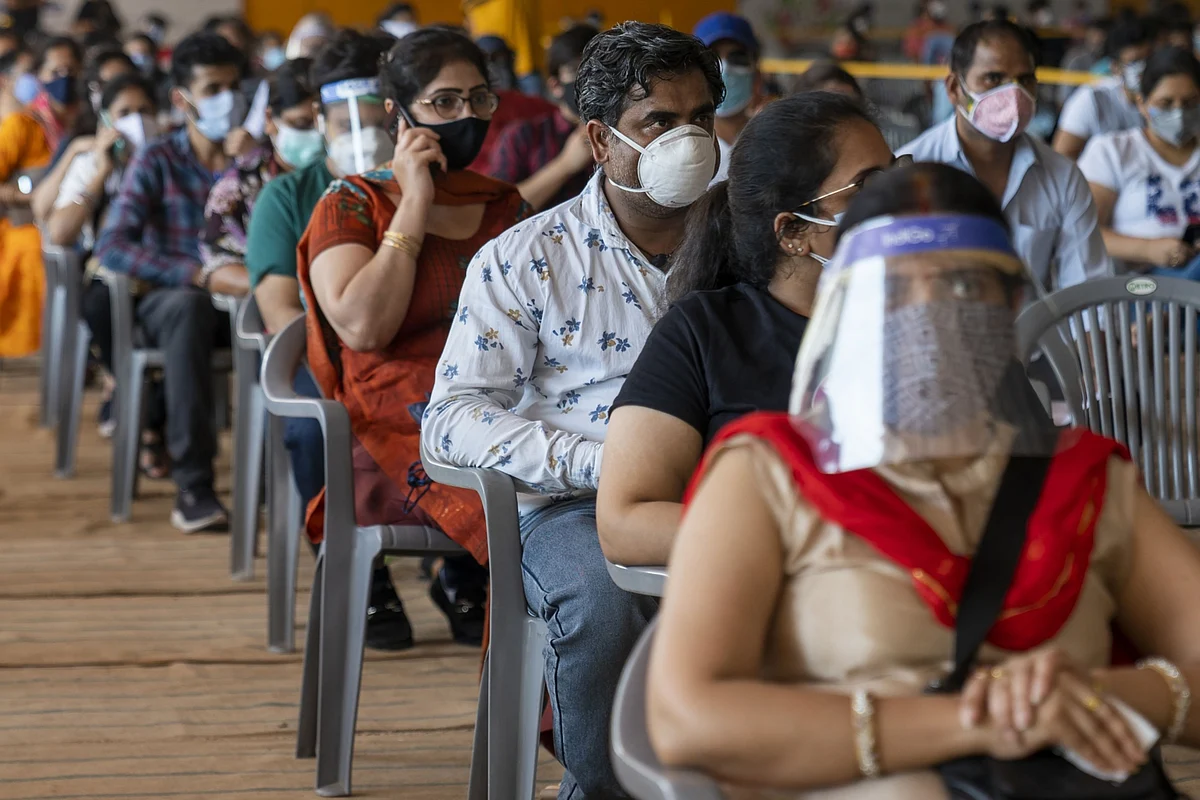 <div class="paragraphs"><p>People wait to receive a dose of the Covid-19 vaccine, in New Delhi, on May 21, 2021. (Photographer: Sumit Dayal/Bloomberg)</p></div>