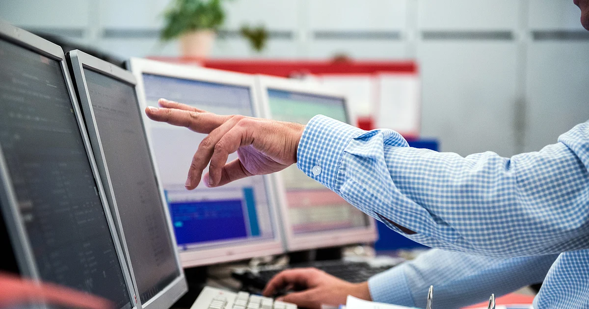 Share Market Live: SGX Nifty Hints At Losses; RIL, ICICI Bank In Focus 1 Share Market Live: SGX Nifty Hints At Losses; RIL, ICICI Bank In Focus