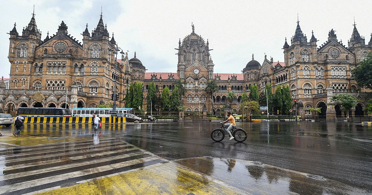 Heavy Rains Continue Unabated In Mumbai, Local Trains Delayed 1 Heavy Rains Continue Unabated In Mumbai, Local Trains Delayed