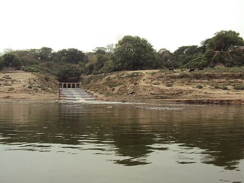 गंगा की सहायक नदी आमी में जारी है प्रदूषण, स्थानीय कर रहे आंदोलन की तैयारी