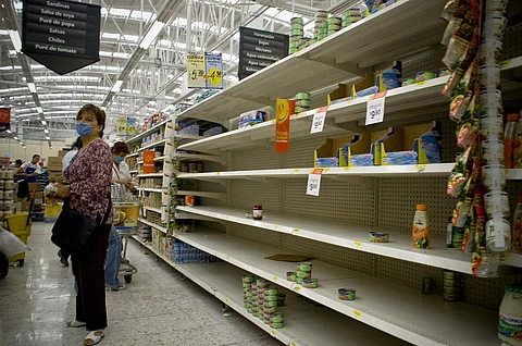 Venezuela’s illegal traders have proliferated as grocery stores are fast becoming empty Credit: Eneas De Troya / Flicker