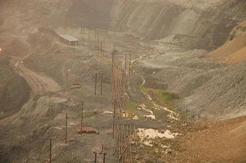 There are seven coal mines, 12 thermal power plants and other industries operating within 25 kilometres of the Korba district (Agnimirh Basu/CSE)