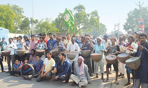 Protesters are
demanding that
the cut-off year
for domicile be
changed from
1985 to 1965 (Photo: Laxmi Agrawal)