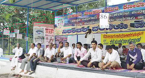 Since June 12, the citizens of Kolar have
been protesting the acute shortage of water.
Groundwater in all its five talukas is overexploited (Photo: Srikant Chaudhary)