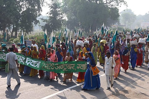 People peacefully protesting for their land rights in Janadesh (2007) (Credit: Samrat Mukharjee/CSE)