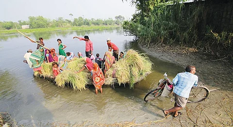 सहरसा में पूर्वी तटबंध
के बाहर बेलवारा
पुनर्वास गांव जाने के
लिए यह धारा पार करनी
पड़ती है। इस धारा के
कोसी को मिलाने के लिए
जो स्लूस गेट बनाया गया
था, वह ध्वस्त हो चुका
है। इसलिए यह धारा
कोसी में नहीं मिल पाती
