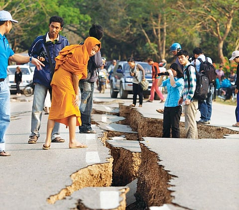 A 6.8 magnitude earthquake
left a crack on the road in
Tarlay, Myanmar, on
March 24, 2011 (Photo: Reuters)