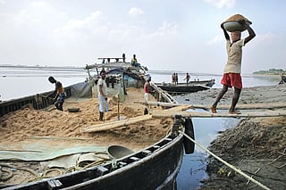 The Kosi carries a large amount of silt and sand. The sediment deposited on the riverbed impedes its flow, so it frequently erodes its banks and carves a new channel
Photo credit: Vikas Choudhary