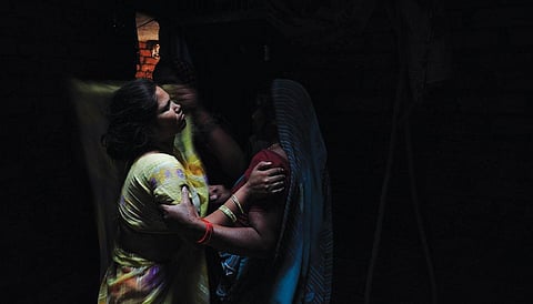 उत्तर प्रदेश के ललितपुर जिले में परिजन की खुदकुशी  के शोक में डूबा परिवार (फोटो: सायंतोनी पालचौधुरी / सीएसई)