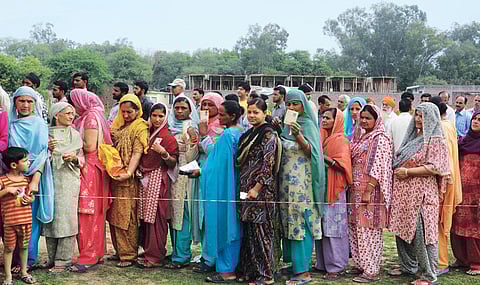 मतदान में महिलाओं की बढ़ती हिस्सेदारी को देखते हुए राजनीतिक दलों में उन्हें लुभाने की होड़ मची है