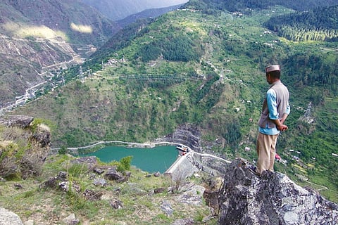 परियोजना के लिए पहाड़ों में किए जाने वाले विस्फोटों की वजह से रायल पंचायत के गांवों के घरों में दरारें पड़ गई हैं (फोटो: सन्नी गौतम / सीएसई )