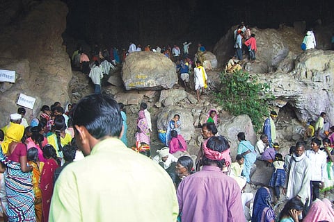 गोंड आदिवासियों की आस्था का केंद्र है कछारगढ़ गुफा