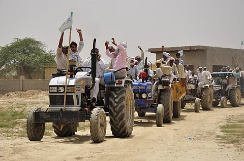 देश के किसी ना किसी हिस्से में किसानो को आये दिन सडको पर आंदोलन करने के लिए उतरना पड रहा है। Credit: Sayantoni Palchoudhuri/ CSE