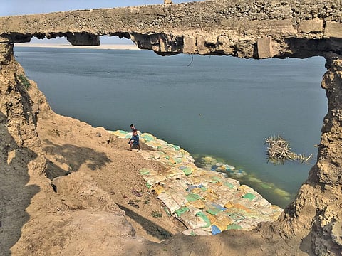 मुर्शीदाबाद में कटाव रोकने के उपाय जैसे गनी बैग और बांस के बने पॉर्क्युपायन
विफल रहे हैं। चूंकि बैराज से मुर्शीदाबाद में छोड़े गए पानी में गाद बहुत कम है, इसकी कटाव क्षमता अधिक है (आरती कुमार-राव)