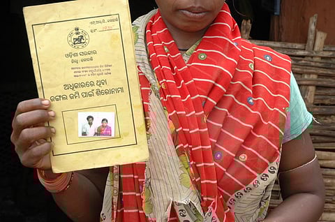 A tribal woman from Koraput, Odisha shows her land title under Forest Rights Act, 2006 (Credit: Kumar Sambhav Shrivastava/CSE)