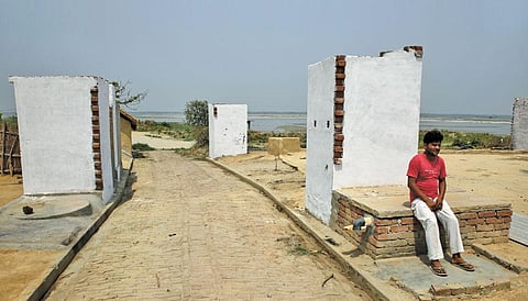 उत्तर प्रदेश में गंगा नदी के पास बसे गांवों में शौचालय का निर्माण प्राथमिकता के आधार पर किया जा रहा है। राज्य के करीब 273 लाख ग्रामीण परिवारों में लगभग 54 प्रतिशत खुले में शौच करते हैं (फोटो: विकास चौधरी / सीएसई)