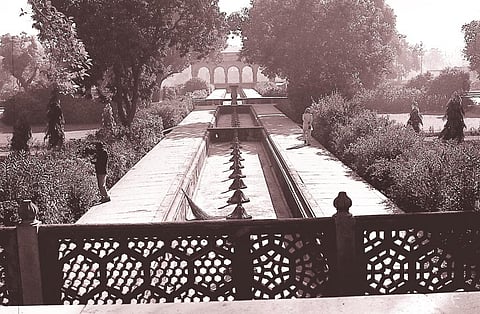 डीग की बहुत ही उत्तम तकनीक वाली जलापूर्ति व्यवस्था के अवशेष। महल के अंदर का एक फव्वारा, जिसमें ऊंचाई पर स्थित एक जलाशय से पानी आता था।