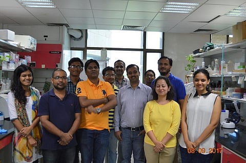 डॉ गोपालजी झा (अगली पंक्ति में दाएं से तीसरे स्थान पर) शोधकर्ताओं की टीम के साथ