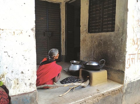 देश के 13.4 लाख आंगनवाड़ी केंद्रों में भोजन तैयार करने के लिए ठोस ईंधन आधारित चूल्हों का इस्तेमाल होता है। यहां वायु प्रदूषण का स्तर सुरक्षित मानकों से कई गुना अधिक पाया गया