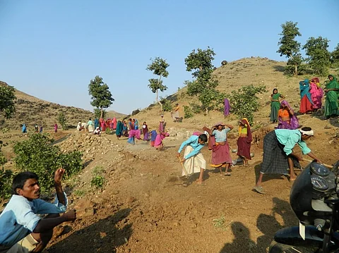 आफत से गुजर रहे लोगों को राहत दिलाने में यह कार्यक्रम अब भी सबसे ज्यादा कारगर है। Credit: Moyna/ CSE