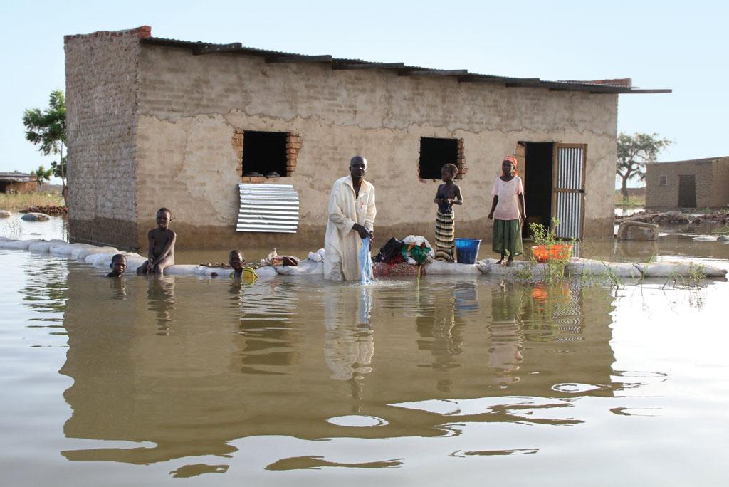 2012 में चाड में आई बाढ़ का दृश्य। चारी और लोगोन नदियों के जलस्तर में बढ़ोतरी के कारण पानी ने कई इलाकों को अपनी जद में ले लिया (पियरे पेरोन / ओसीएचए)