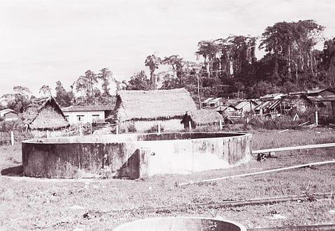 शोंपेन और जारवा आदिवासी बांस को चीरकर उनसे जल संग्रह में मदद लेते हैं। पूरे बांस को बीच से फाड़कर जमीनी ढलान पर ठीक से जमा दिया जाता है जिससे वर्षा का पानी उनसे घिरकर छिछले कुओं (जिन्हें जैकवेल कहा जाता है) में जमा हो जाए (सौमित्र मुखर्जी)