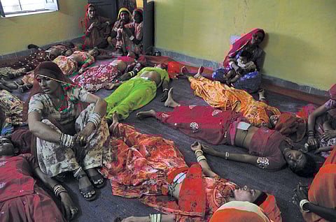 अस्पतालकर्मियों की कमी और चिकित्सकों पर काम के अत्यधिक भार के कारण ऑपरेशन के बाद मरीजों की उचित देखभाल नहीं हो पाती है (सायंतनी पालचौधुरी / सीएसई)