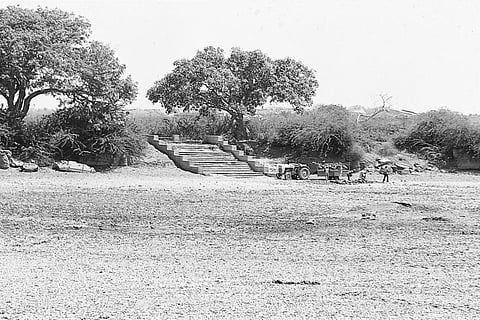 काठियावाड़ प्रायद्वीप के निचले जिलों में भूजल खारा है। सो यहां के लोगों ने हर गांव में जलाशय बनाए हैं। गर्मियों में जब यह सूख जाता है तो इसकी तलहटी में बने कुओं से पानी लिया जाता है।