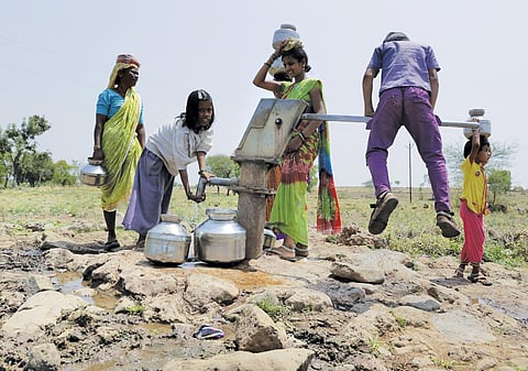 Beed, Maharashtra: People using a tube well to draw water. Between 1950 and 2010, the number of tube wells drilled in India increased from 1 million to nearly 20 million (Photo: Vikas Choudhary)