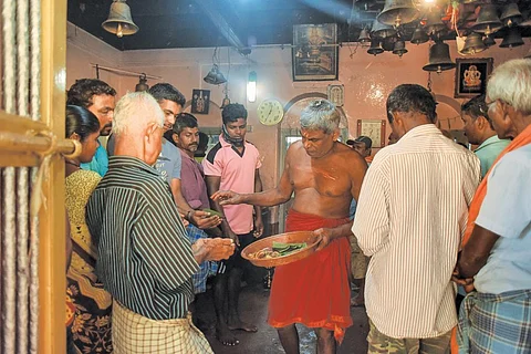 Devotees partake of
prasad at Bobburulingeshwara
shrine.
The temple is
situated on an island
in the middle of the
critical Aghanashini
estuary where the
Tadadi port is
being planned