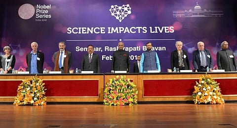 राष्ट्रपति ने नोबेल पुरस्कार विजेताओं से देश में शोध कार्यों को बढ़ावा देने वाले वैज्ञानिक संस्थानों के विकास के लिए भारतीय वैज्ञानिकों और नीति-निर्माताओं को परामर्श देने का आग्रह किया है