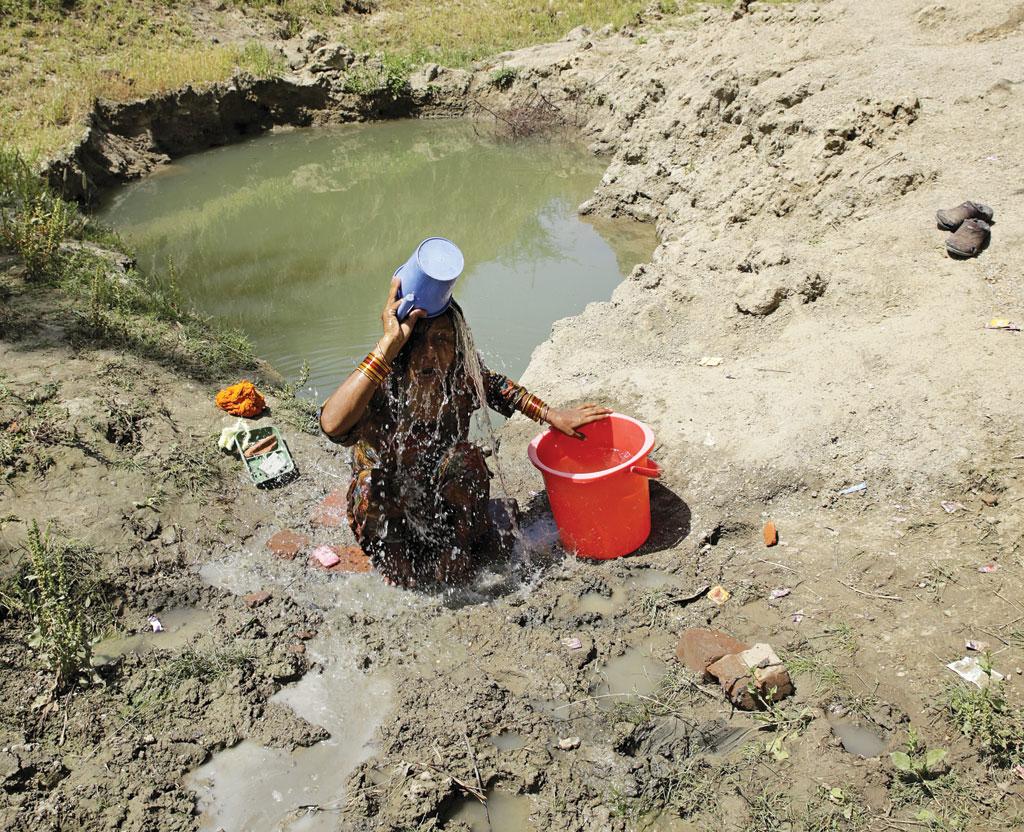 महिलाओं के पास कोई विकल्प नहीं होता, इसलिए उन्हें नजदीकी तालाब, कुएं, नलकूपों और नदियों में पूरे कपड़े पहनकर नहाना पड़ता है (विकास चौधरी)