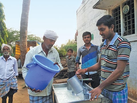 Farmers at a milk procurement centre of the Karnataka Milk Federation. The cooperative procures milk from 
80 per cent of the farmers in the state (Courtesy: grain.org)