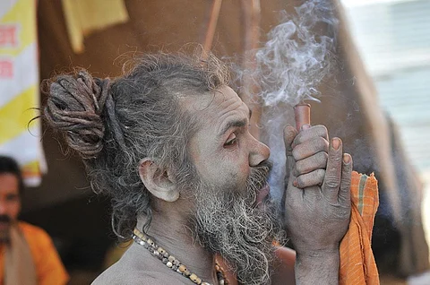 इलाहाबाद में पिछले कुंभ मेले के दौरान गांजा पीता एक साधु (मीता अहलावत / सीएसई)