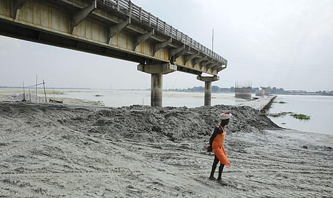 As silt causes the level of riverbed to rise, the straight course of the river is disturbed. Therefore the river searches for a lateral path (left or right), changing its course and breaching embankments on the new path. Credit: Vikas Choudhary / DTE