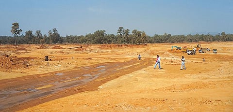ग्रामीणों का आरोप है कि टीआरएन एनर्जी छत्तीसगढ़ के कटांगडीह गांव में उच्च न्यायालय के स्थगन आदेश के बावजूद ऐश पिट साइट पर निर्माण करा रही है (फोटो : ईशान कुकरेती / सीएसई)