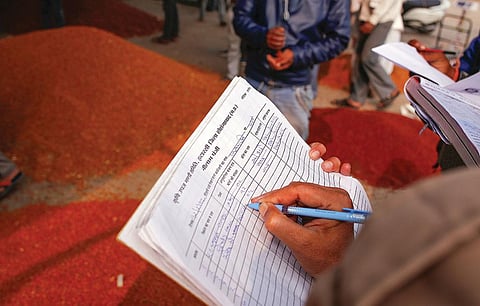 इटारसी मंडी का दौरा करने के बाद पता चला कि ज्यादातर बिक्री मॉडल रेट से कम पर हुई है (फोटो : विकास चौधरी / सीएसई )