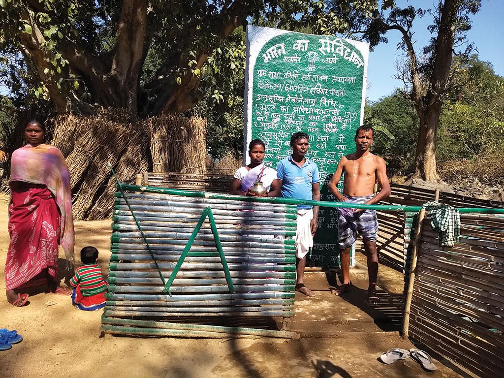 खूंटी जिले के कांकी गांव में मंगलवार को उत्सव का माहौल रहता है। इस दिन गांव के लोग मिलकर विकास और अन्य मुद्दों पर बातचीत करते हैं (कुंदन पाण्डेय / सीएसई)