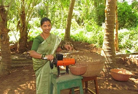 नारियल डीहस्कर का उपयोग करते हुए महिला