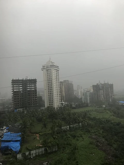 Heavily overcast skies in Mumbai Credit: Nidhi Jamwal/Twitter