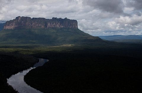 Aerial view of the Auyán Tepuy and the Caroni River in Venezuela. (Luis Ovalles/Wikimedia), CC BY-SA