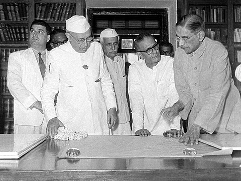 15 दिसंबर 1953 को भारतीय सांख्यकी संस्थान में प्रधानमंत्री नेहरू के साथ महालनोबिस। स्रोत: भारतीय सांख्यकी संस्थान