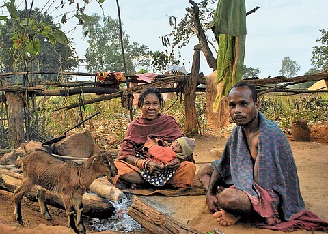 क्योंझर के खनन प्रभावित बंसपाल ब्लॉक में इस आदिवासी परिवार ने अपने बच्चे के ट्यूमर के इलाज में सारी बचत गंवा दी। ऐेसे क्षेत्रों में स्वास्थ्य सेवाओं की हालत बेहद चिंताजनक है (श्रेष्ठा बनर्जी / सीएसई)
