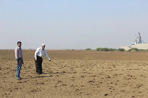 लवणता में बढ़ोत्तरी के कारण बने बंजर क्षेत्र का परीक्षण करते एस. धर्मराजन और के.एल.एन. शास्त्री