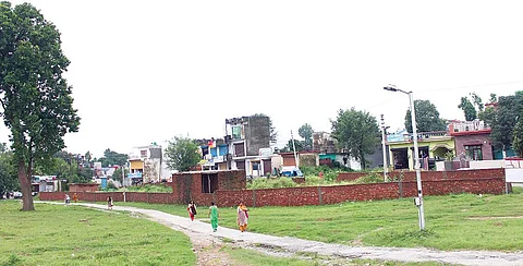उत्तराखंड की राजधानी देहरादून में जमीन से संबंधित संघर्ष तेजी से बढ़ रहे हैं। देहरादून के रायपुर इलाके में एक विवादित भूमि को ईंटों की चारदीवारी से घेरा हुआ है (अभिनय)