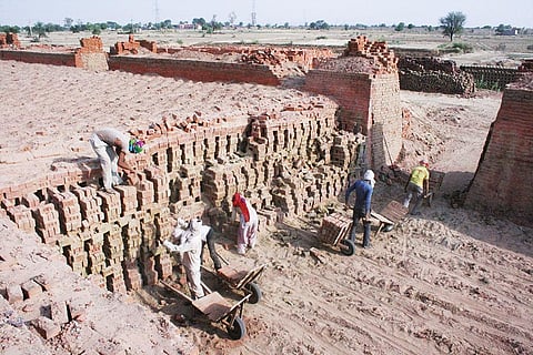 दिल्ली-एनसीआर के 3,823 भट्टों में से 74 प्रतिशत ने अब तक तकनीक में बदलाव नहीं किया है (राहुल सिंह / सीएसई)