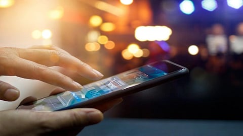 By combining image processing with machine learning, the app can generate estimates of air quality. Credit : Getty Images