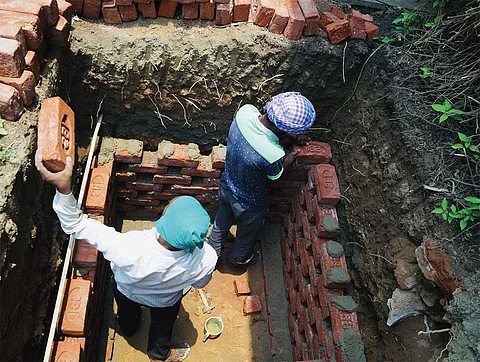वर्षा जल की कीमत समझने के लिए वर्षा जल संचयन व्यवस्था लागू की गई (फोटो: एकलव्य प्रसाद)