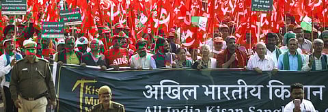 Farmers from 206 groups march to Ramlila Grounds in New Delhi on Thursday. Credit: Adithyan PC